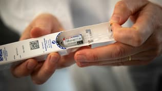 Un vaccin contre la grippe, le 5 septembre 2022 dans un laboratoire de Sanofi à Val-de-Reuil, dans le nord-est de la France