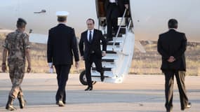 François Hollande, arrive sur la base militaire du Prince Hassan, à quelque 100 kilomètres de la capitale jordanienne Amman, le 19 avril 2016.