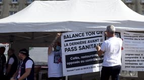 lus d'une centaine de personnes, dont de nombreux commerçants manifestaient samedi dans le centre-ville de Cambrai (Nord) où plusieurs commerces étaient fermés pour protester contre le contrôle du pass sanitaire.