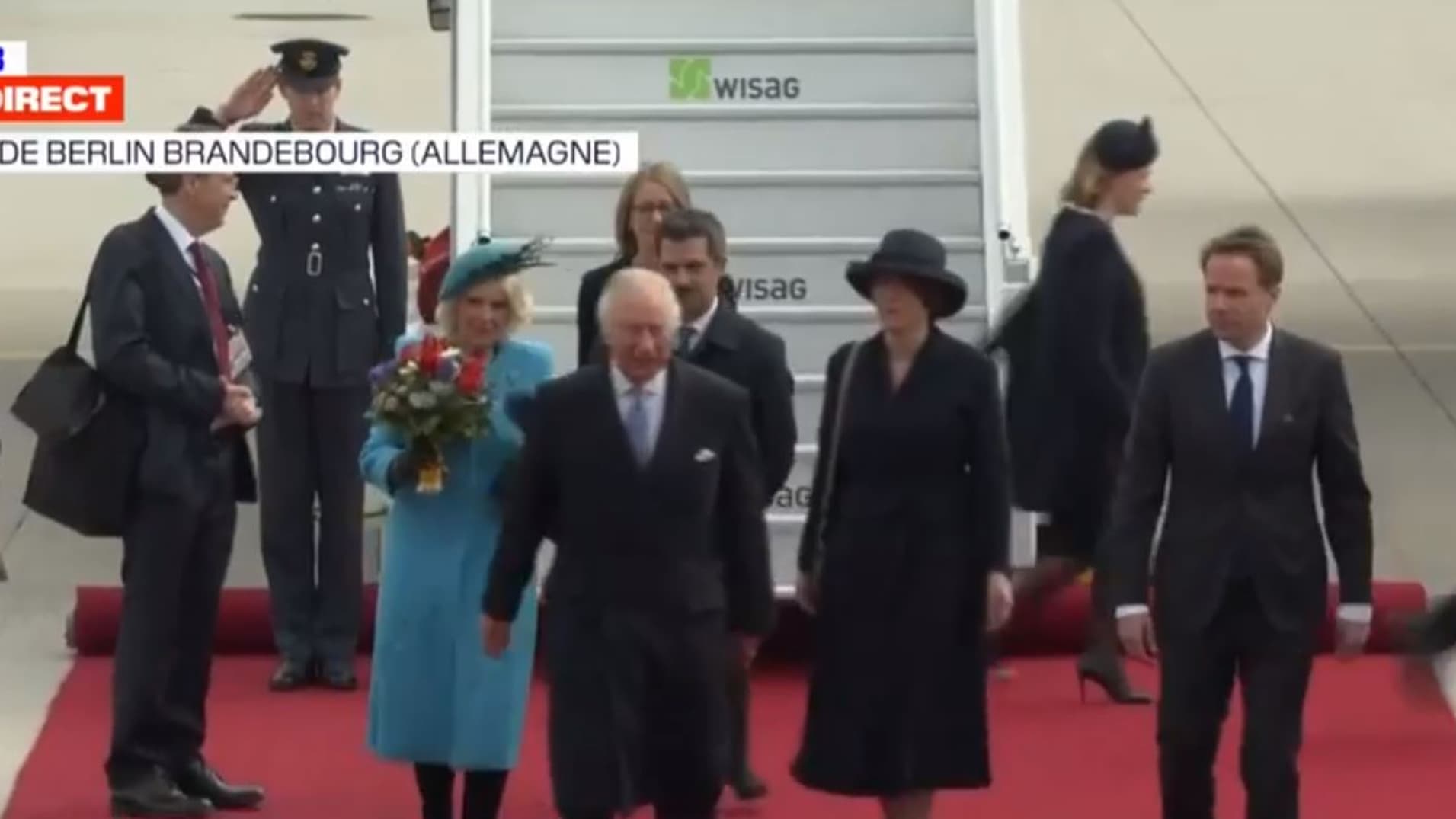 Charles et Camilla accueillis sur le tarmac de l'aéroport de Berlin Brandebourg Charles et Camilla accueillis sur le tarmac de l'aéroport de Berlin Brandebourg