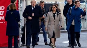 Le Premier ministre britannique Boris Johnson (g) et la ministre de l'Intérieur Priti Patel (d) arrivent sur les lieux d'un attentat qui a fait la veille deux morts, le 30 novembre 2019 à Londres
