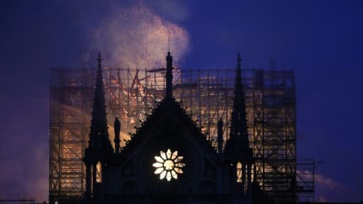 La flèche de Notre-Dame s'effondre, à Paris le 15 avril 2019