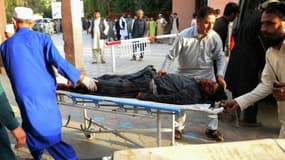 Un blessé est transporté vers l'hôpital, après un attentat suicide revendiqué par l'Etat islamique, le 16 juin 2018 à Jalalabad, en Afghanistan