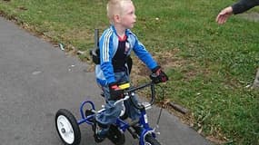 Daven, 6 ans, souffre d'une spasticité extrême qui lui paralyse les jambes