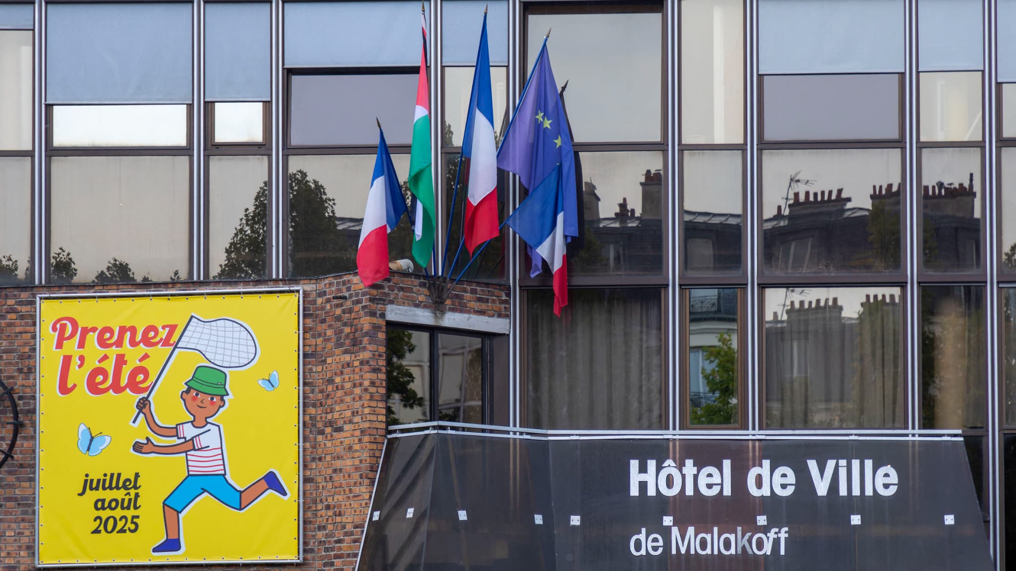 LA MAIRIE DE MALAKOFF SE VOIT ORDONNER PAR LA JUSTICE DE RETIRER UN DRAPEAU PALESTINIEN DE SON FRONTON