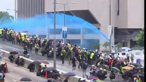 Hong Kong: pourquoi la police asperge les manifestants d'un liquide bleu ?
