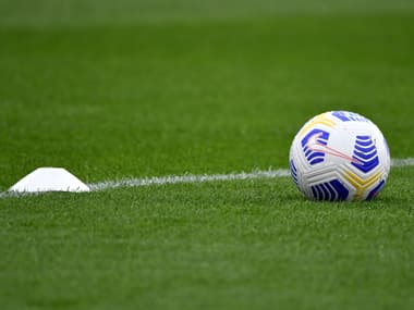 Un ballon sur un terrain de football (illustration)