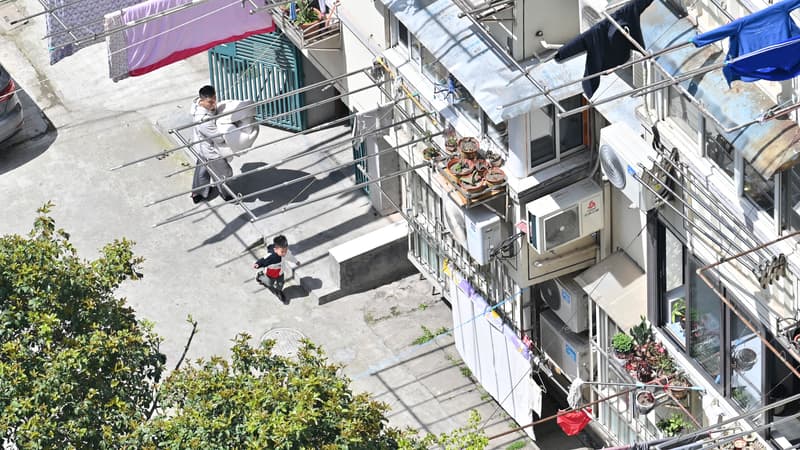 Covid-19: Shanghai durcit son confinement, des parents craignent des séparations
