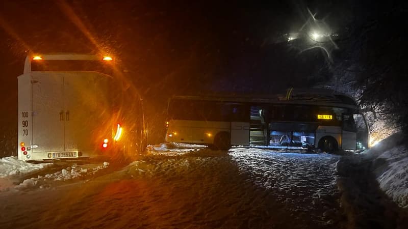 Un bus bloque l'accès à la station d'Isola 2000 ce vendredi 5 janvier 2024.