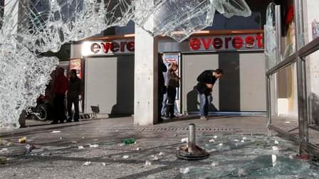 Dégâts sur la place Syntagma devant le Parlement grec à Athènes après des heurts mercredi. Des manifestants ont commencé à converger vers le Parlement à Athènes jeudi laissant craindre de nouvelles violences au moment où les députés s'apprêtent à voter un