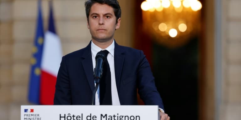 Le Premier ministre sortant Gabriel Attal prononce un discours après les premiers résultats du 2e tour des législatives, le 7 juillet 2024 à l'hôtel Matignon, à Paris