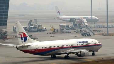 Deux avions de Malaysia Airlines stationnent sur le tarmac de l’aéroport de Kuala Lumpur