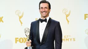 L'acteur Jon Hamm et son prix du meilleur acteur dans une série dramatique lors des Emmy Awards 2015.