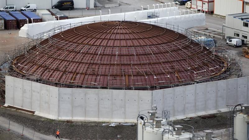 Le dôme de l'EPR de Flamanville, ici en construction le 17 janvier dernier, dont EDF a réalisé la pose mardi. Le coût de construction du chantier s'est alourdi à 8,5 milliards d'euros contre 3,3 milliards prévus en 2005. /Photo d'archives/REUTERS/Charles