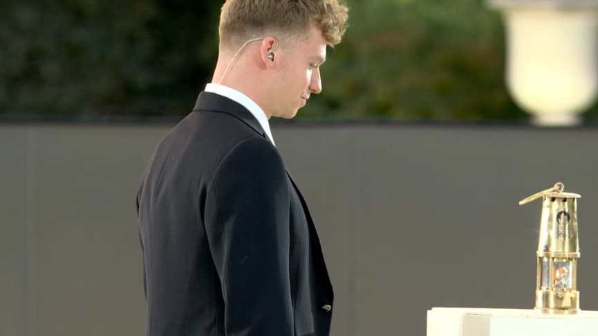 Léon Marchand récupère la flamme olympique, cérémonie de clôture des JO de Paris 2024, 11 août 2024 Léon Marchand récupère la flamme olympique, cérémonie de clôture des JO de Paris 2024, 11 août 2024