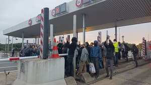 Des manifestants bloquent le péage de Poitiers Sud