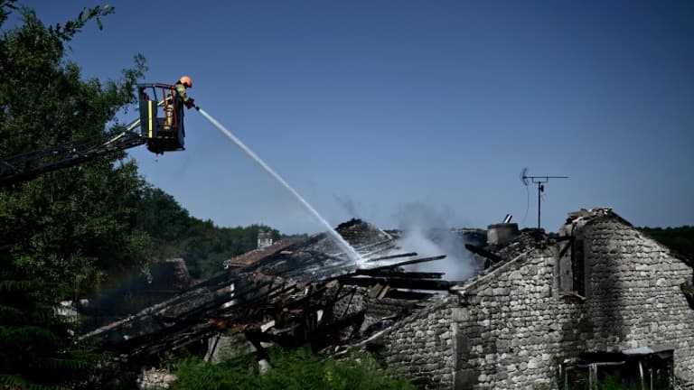 Un pompier s'efforce d'éteindre l'incendie d'un gîte à Montmoreau, en Charente, dans l'ouest de la France, le 28 juillet 2025.