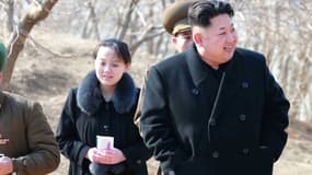 Le leader nord-coréen Kim Jong-un, suivi de sa soeur Kim Yo-song, sur une photo non datée diffusée par Pyongyang le 12 mars 2015.