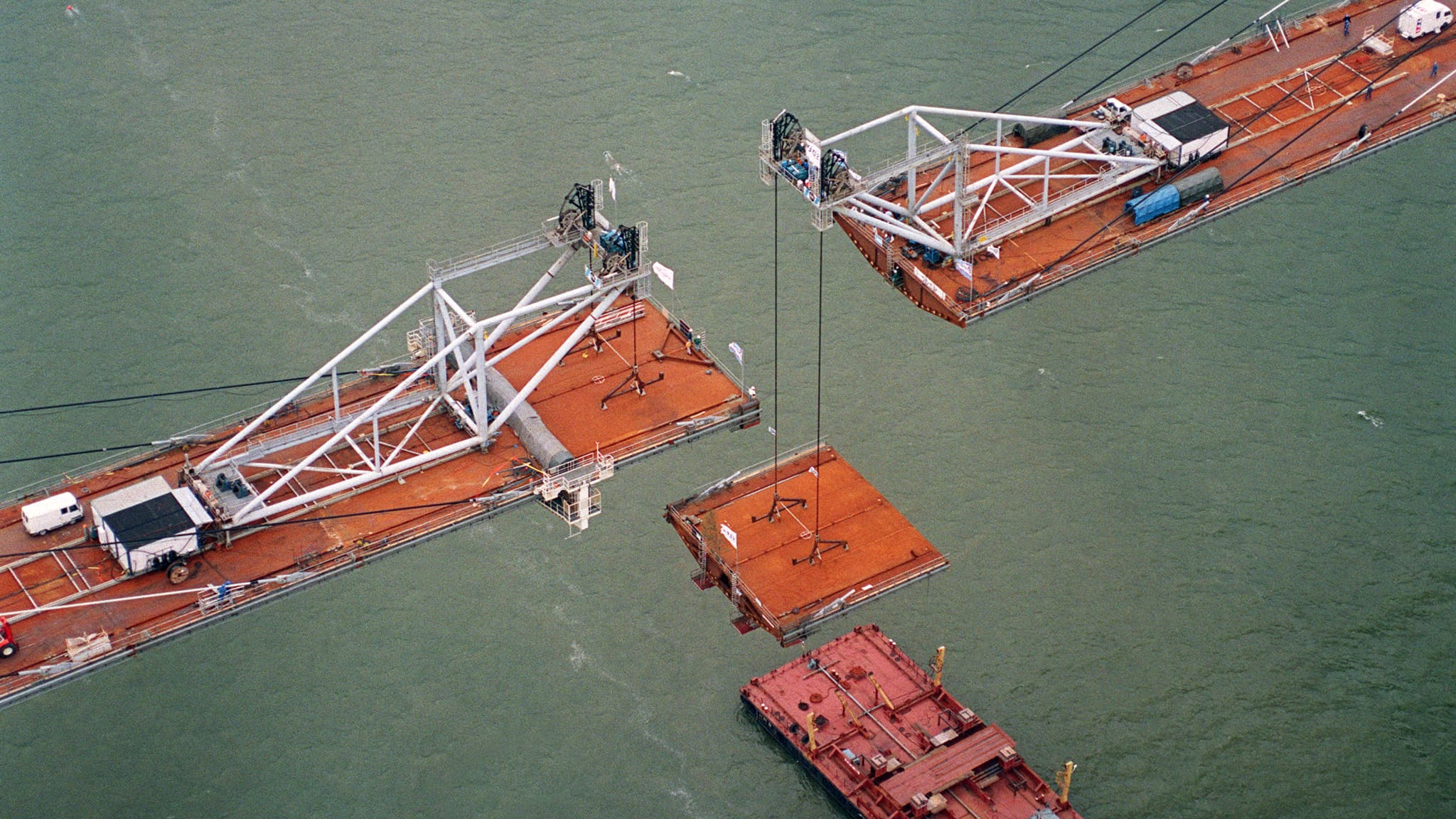 Des travaux de soudage du pont de Normandie en 1994.