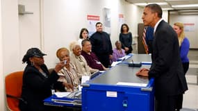 Barack Obama a voté par anticipation jeudi à Chicago pour l'élection présidentielle du 6 novembre aux Etats-Unis et il a encouragé les Américains ayant la possibilité de le faire à suivre son exemple. /Photo prise le 25 octobre 2012/REUTERS/Kevin Lamarque