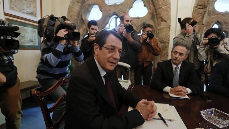 Le président chypriote, Nicos Anastasiades (au centre), ici dans son palais présidentiel de Nicosie, doit rencontrer ce jeudi les responsables des principaux partis du pays pour évoquer un "plan B", à la suite du refus mardi du Parlement d'entériner la ta