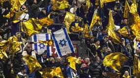 Des supporters du Maccabi Tel Aviv en tribune pendant le match contre l'Ajax Amsterdam