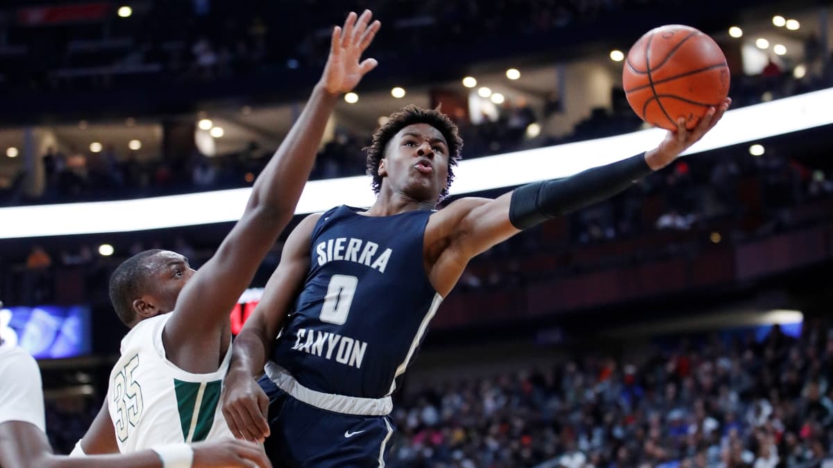 Bronny James part au lay-up face à un adversaire lors d'un match de Sierra Canyon en décembre 2019 Bronny James part au lay-up face à un adversaire lors d'un match de Sierra Canyon en décembre 2019