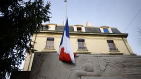 Un drapeau français est en berne le 14 novembre 2015 au consulat de France à Genève. 