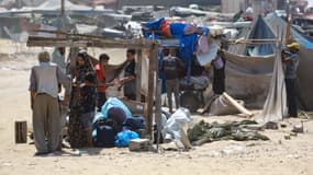 Des Palestiniens se préparent à fuir un camp de fortune pour personnes déplacées à Khan Younès, dans le sud de la bande de Gaza, après que des chars israéliens ont pris position sur une colline surplombant la zone, le 18 août 2024.