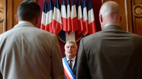 Le ministre délégué aux Transports, à la Mer et à la Pêche, Frédéric Cuvillier marie deux hommes à la mairie de Boulogne-sur-Mer le 1er juin 2013.