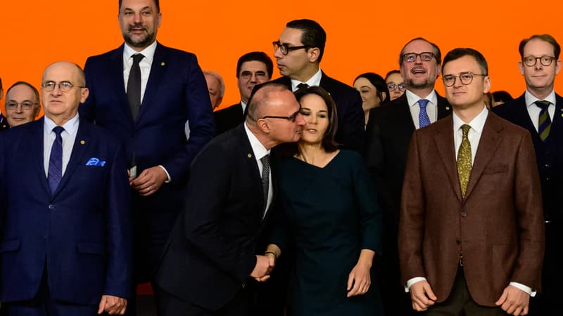 Un ministre croate fait polémique après un baiser envers son homologue allemande
