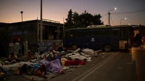 Des migrants et des réfugiés dorment au bord de la route près de Mytilène (Grèce), après la destruction par le feu  du camp de réfugiés de Moria voisin, sur l'île de Lesbos, le 11 septembre 2020.
