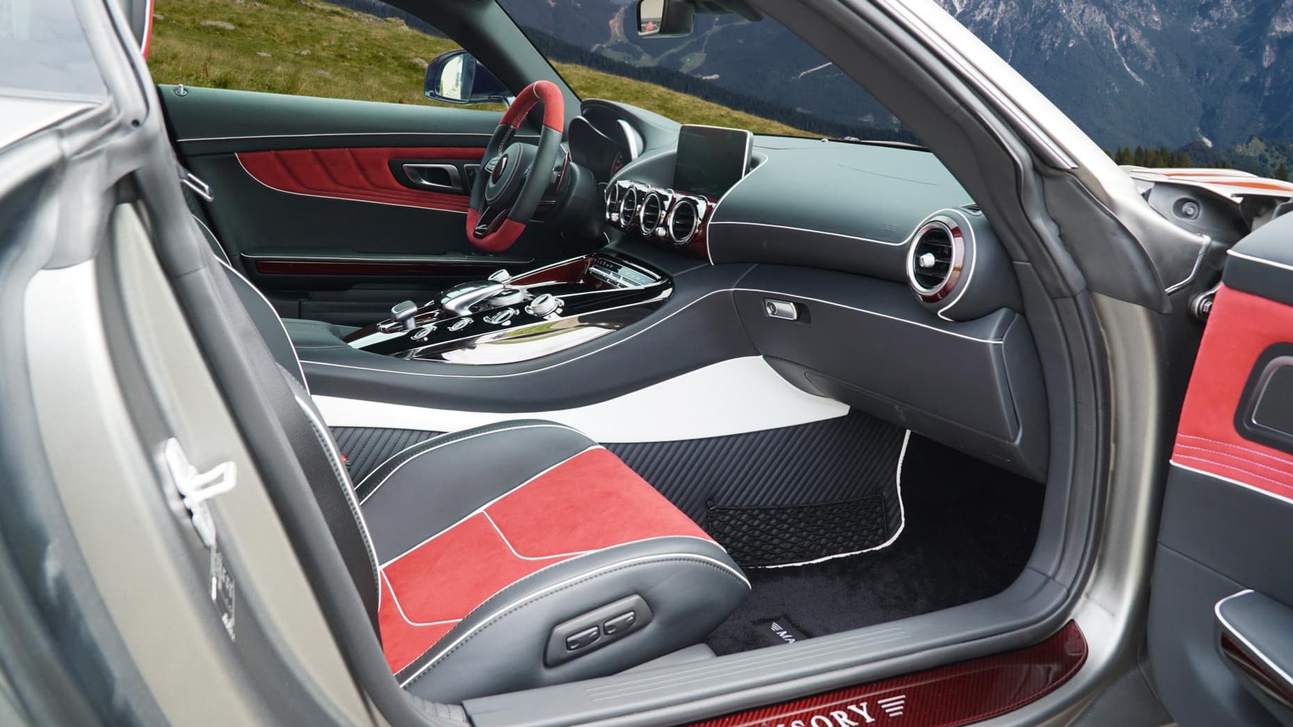 Un intérieur sportif mais très luxueux. Un intérieur sportif mais très luxueux.
