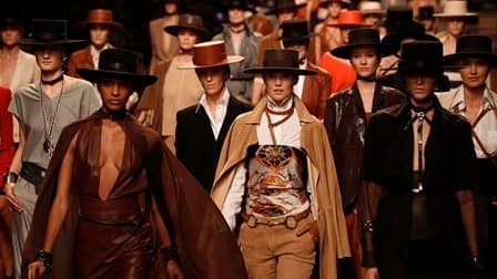 Chevaux, cavalières, bustiers en cuir et air de tango : Jean-Paul Gaultier a fait ses adieux mercredi à Hermès après une "histoire d'amour" de sept ans en dévoilant une collection raffinée au dernier jour de la semaine parisienne de la mode. /Photo prise