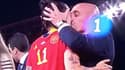 Luis Rubiales embrasse Jenni Hermoso alors qu'elle vient le saluer après le sacre en Coupe du monde face aux Anglaises, 20 juin 2023