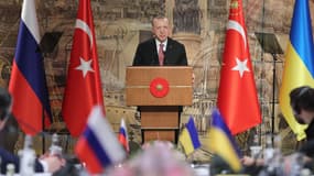 Le président turc Recep Tayyip Erdogan ouvre des pourparlers entre l'Ukraine et la Russie à Istanbul le 29 mars 2022. 