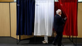 Des électeurs dans un bureau de vote pour le deuxième tour des législatives, le 19 juin 2022 au Touquet