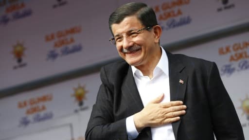 Le Premier ministre turc Ahmet Davutoglu s'adresse à ses militants lors d'une réunion électorale à Ankara, le 31 octobre 2015 Le Premier ministre turc Ahmet Davutoglu s'adresse à ses militants lors d'une réunion électorale à Ankara, le 31 octobre 2015