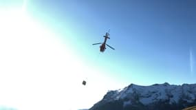 Un hélicoptère prélève des parcelles de terre au col du Lautaret dans le cadre d'une expérimentation scientifique.