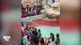 À Rome, la mythique Fontaine de Trevi a viré au rouge