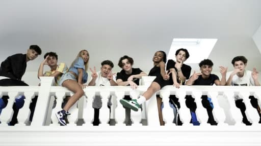 Photo prise le 29 mai 2020 dans une villa parisienne de jeunes influenceurs qui postent leurs créations sur le très populaire réseau social TikTok