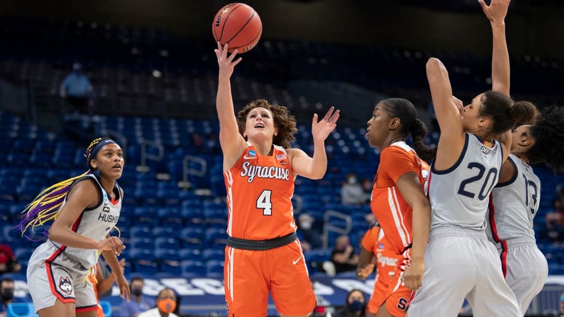 Tiana Mangakahia (avec la balle) lors de la défaite contre Connecticut dans le tournoi NCAA 2021, son dernier match avec Syracuse Tiana Mangakahia (avec la balle) lors de la défaite contre Connecticut dans le tournoi NCAA 2021, son dernier match avec Syracuse