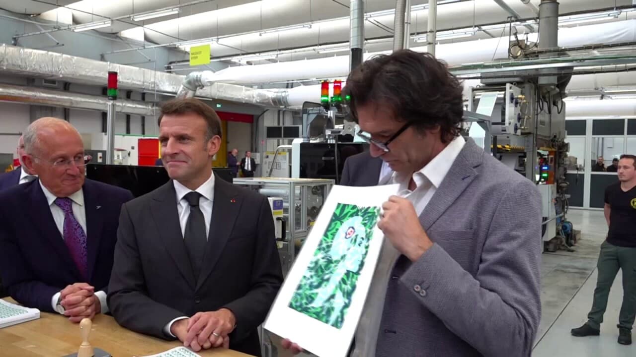 Emmanuel Macron inaugure en Dordogne le nouveau visage de la Marianne ...