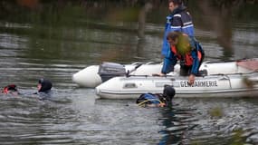 Des gendarmes et des plongeurs effectuent des recherches dans la Charente en novembre 2011 (image d'illustration)