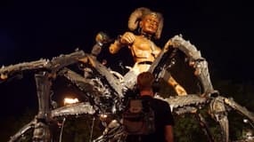 Un personnage issu du spectacle "Le Gardien du Temple, Opus II: La Porte des ténèbres", de la compagnie La Machine, prévu dans les rues de Toulouse du 25 au 27 octobre 2024