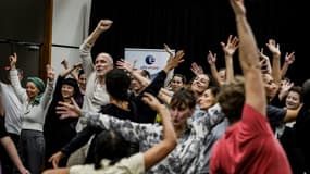 Des candidats et des recruteurs dansent le 19 octobre 2023 à Bron, près de Lyon, lors d'un atelier "De la danse vers l’emploi" organisé par Pôle Emploi
