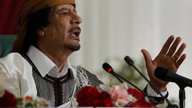 Le Conseil national libyen formé par les insurgés a rejeté l'offre d'un émissaire de Mouammar Kadhafi qui proposait des négociations sur le départ du dirigeant libyen. /Photo prise le 2 mars 2011/REUTERS/Ahmed Jadallah