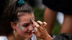 Une femme se fait maquiller pendant la Fête de la musique au parc Villemin, près du Canal Saint-Martin à Paris, le 21 juin 2020. (Illustation)