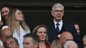 Arsène Wenger dans les tribunes de l'Emirates lors du match aller entre Arsenal et le PSG, le 5 mai 2025