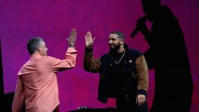 Apple Music a recruté des célébrités, comme le DJ néo-zélandais Zane Lowe, débauché de BBC Radio 1 pour le studio Californien. Ebro Darden animera celui de New York et Julie Adenuga celui de Londres.